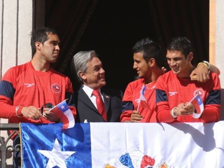 Presidente chileno recebe seleção eliminada pelo Brasil